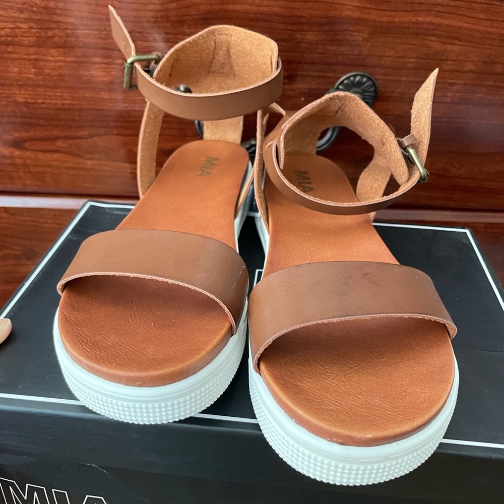 BRAND NEW MIA Brand Sandals in cognac